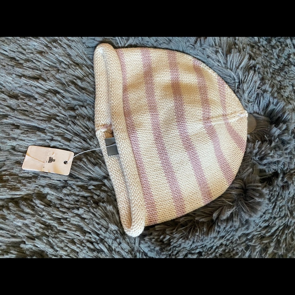 Baby gap hat.